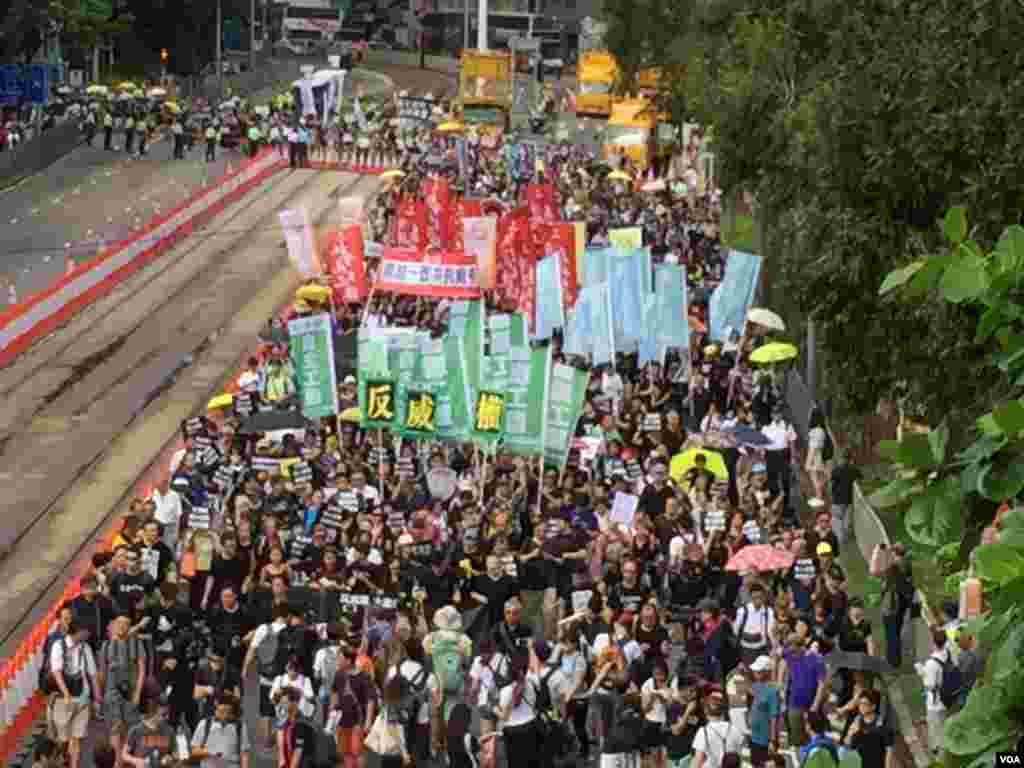 香港几十个政党和团体在中国十一国庆当天下午,举行反威权大游行,抗议政治打压,要求律政司司长袁国强下台。数以万计的港人走上街头,表达反对他们看来的来自北京和香港特区政府的威权打压。