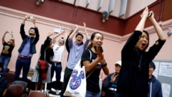 香港选民在他们支持的一名民主派候选人在区议会选举中获胜后鼓掌欢呼。(2019年11月25日)