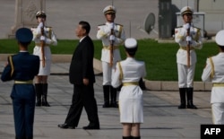 中国领导人习近平在天安门广场举行的献花仪式中走向人民英雄纪念碑。(2020年9月30日)