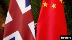 资料照:英国和中国国旗。