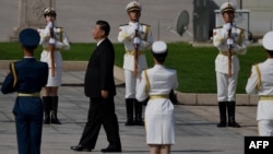 中国领导人习近平在天安门广场举行的献花仪式中走向人民英雄纪念碑。(2020年9月30日)