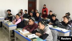 新疆政府为一小批外国记者组织了对乌鲁木齐一个“再教育营”的参观,看维吾尔穆斯林学生上课。(2019年1月3日)