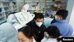 杭州一家药店,人们排队购买新冠病毒抗原检测试剂盒.