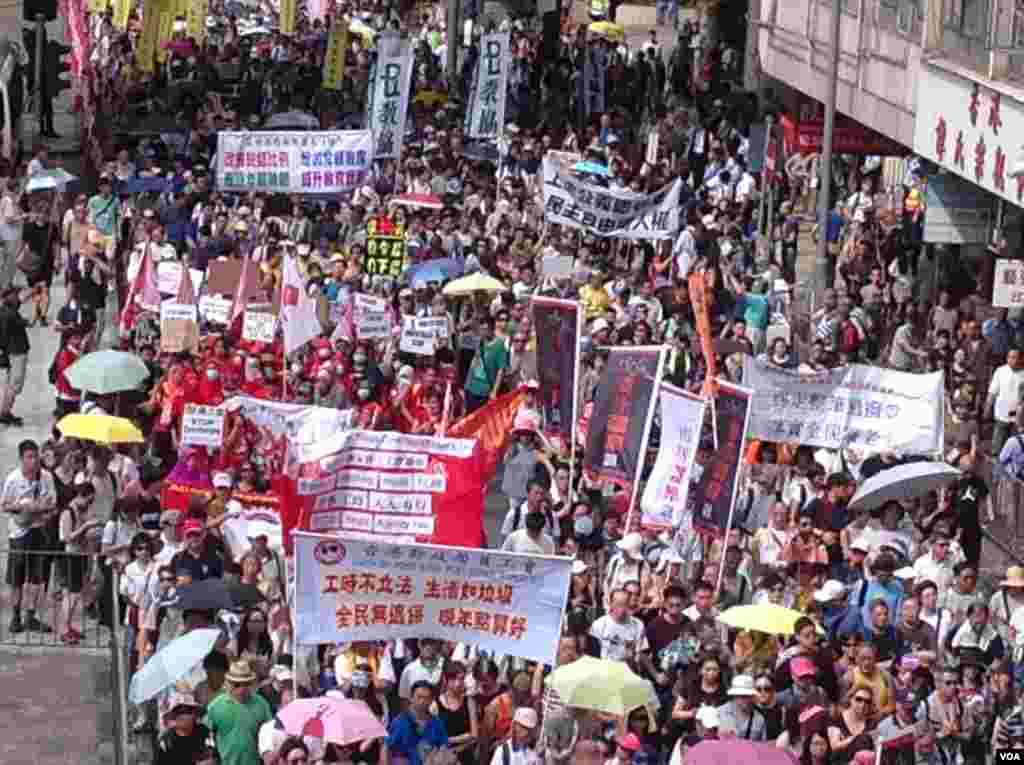数万港人参加七一大游行誓言守护香港(美国之音海彦拍摄)