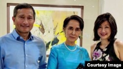 စင်္ကာပူနိုင်ငံခြားရေးဝန်ကြီး သူ့နေအိမ်မှာ ဒေါ်အောင်ဆန်းစုကြည်ကို ညစာတည်ခင်းအပြီး (credit- စင်္ကာပူ FM- Dr. Vivian Balakrishnan)