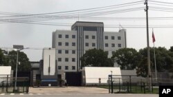 2018年7月4日,一名安全官员站在上海郊区青浦监狱大门口。