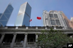 香港终审法院上飘扬的中国国旗和香港旗帜。(2017年5月29日)
