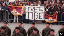 1999年3月25日,在时任中国国家主席江泽民访问瑞士首都伯尔尼并检阅仪仗队期间,藏人及支持者在议会大厦外抗议。瑞士当局决定不让类似景象在习近平主席来访期间重演。