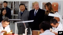 美国的唐纳德·川普总统,第一夫人梅拉尼亚和中国主席习近平在北京紫禁城参观故宫文物医院(2017年11月8日)。