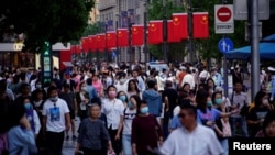 上海南京路上的行人 (2021年5月10日)