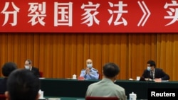 中国全国人大委员长栗战书(右)中央军委副主席许其亮(中)在北京出席“反分裂国家法”会议。(2020年5月29日)