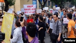 2018年6月10日,越南河内经济特区法律草案引起示威,抗议者举着标语“任何时候也不向中国出租土地”。