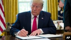 သတင်းဓါတ်ပုံ - ၂၀၁၉ ဇွန်လတုန်းက သမ္မတ Trump အိမ်ဖြူတော်တွင် လက်မှတ်ထိုးစဉ်