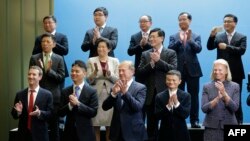 2016年9月24日,中国国家主席习近平访问美国华盛顿州雷德蒙德的微软园区,会见参加中美互联网论坛的美中互联网大公司主管,习近平入场时,人们鼓掌。前排左起:脸书(Facebook)的创始人和首席执行官马克·扎克伯格(Mark Zuckerberg),京东公司的刘强东,思科系統公司(Cisco Systems)的董事长兼CEO钱伯斯,阿里巴巴集团领导人马云,IBM首席执行官罗睿兰(Virginia M. Rometty)。第二排左侧第一人是搜狐的张朝阳。