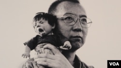 刘霞为丈夫诺贝尔和平奖得主刘晓波所摄(美国之音记者国符翻拍刘霞展出的作品)