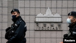 资料照:香港警察在正在审理香港壹传媒创办人黎智英案的香港西九龙法院外站岗。(2023年12月18日)