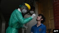 许多国家的卫生人员到民众家中做新冠病毒测试。2020年6月29日资料照。