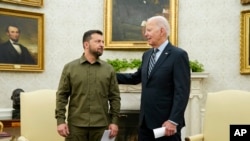 资料照片:拜登(Joe Biden)总统于2023年9月21日在华盛顿白宫椭圆形办公室会见乌克兰总统泽连斯基(Volodymyr Zelenskyy)。白宫12月10日周如表示,拜登将于12月12日周二在白宫接待乌克兰总统泽连斯基(Volodymyr Zelenskyy)。 (美联社图片)
