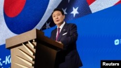 2023年4月25日,韩国总统尹锡悦在美国首都华盛顿美国商会向美韩商业委员会发表讲话。