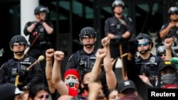 "Defund the Police" ရဲတပ်ဖွဲ့ဆိုင်ရာ ရန်ပုံငွေ ပြုပြင်ပြောင်းလဲရေး ဆန္ဒပြနေ
