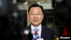 资料照:中国驻美大使谢峰 抵达纽约肯尼迪国际机场时对媒体讲话。(2023年5月23日)