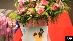 资料照片:台北驻立陶宛台湾代表处的大厅摆着鲜花和旗帜。(2021年11月18日)