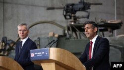 英国首相苏纳克和北约秘书长斯托尔滕贝格在华沙装甲旅举行记者会。(2024年4月23日)