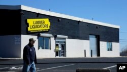 一位男子走过费城一家木材清仓(Lumber Liquidators)商店。(2015年3月12日)