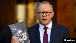 澳大利亚总理安东尼·阿尔巴尼斯(Anthony Albanese)2023年4月24日亲自公布国防战略检讨公开版本。(路透社)