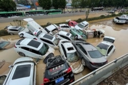暴雨冲击后的郑州城市街道上汽车撞成一堆。 (2021年7月21日)