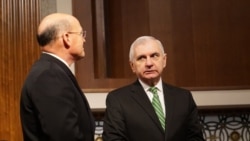 美国国会参议院军委会少数党领导人里德(Senator Reed)与海军作战部长吉尔代(Admiral Gilday)交谈(美国之音黎堡2020年3月5日摄)