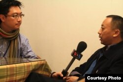 中国新公民运动人士笑蜀接受美国之音记者采访。(照片来源:何宗勋提供)