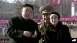 金敬姬(右)跟金正恩出席在平壤举行的一座雕塑揭幕仪式(资料照)