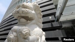 北京金融街一家银行外的石狮子(2021年7月9日)