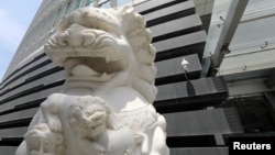 资料照:北京金融街一家银行外的石狮子和监控摄像头。(2021年7月9日)