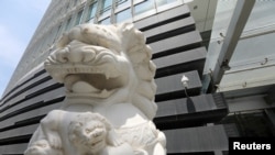 北京金融街一家银行外的一尊雄狮石雕。(2021年7月9日)