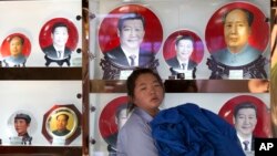 北京一个礼品摊上,习近平和毛泽东的纪念盘并列(2014年6月4日)