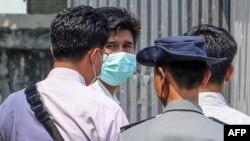 မတ်လ (၂၇) ရက်နေ့က ရဲတပ်ဖွဲ့ကနေ အကြမ်းဖက်မှု တိုက်ဖျက်ရေး ဥပဒေနဲ့ ဖမ်းဆီးခဲ့တဲ့ မန္တလေး အခြေစိုက် VOM သတင်းဌာန အယ်ဒီတာချုပ် ကိုနေမျိုးလင်း။