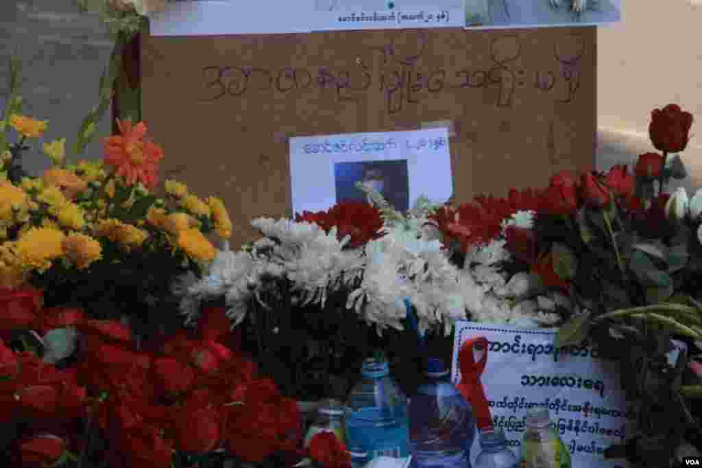 ရန်ကုန် ဆန္ဒပြပွဲအတွင်း သေနတ်ထိမှန်သေဆုံးသူများကို ၎င်းတို့ ကျဆုံးခဲ့ရာနေရာများမှာ ပန်းစည်း ပန်းခြင်းများနဲ့ အောက်မေ့ဂုဏ်ပြုခဲ့ကြတဲ့ မြင်ကွင်း။ (မတ် ၀၁၊ ၂၀၂၁)