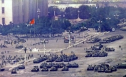 资料照片:1989年6月5日在天安门广场上的中国解放军部队和坦克