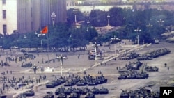 资料照片:1989年6月5日在中国当局镇压民主运动一天后,集结在北京的部队和坦克(美联社)