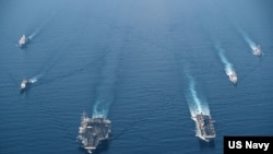 美国海军罗斯福号航母战斗群与马金岛号两栖戒备群2021年4月9日在南中国海进行编组巡航。(美国海军提供)