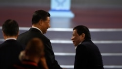 中国国家主席习近平在北京与菲律宾总统杜特尔特握手(路透社2019年8月30日)