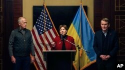 Американські сенатори спілкуються із журналістами. Київ, Україна, понеділок, 17 лютого. Фото: AP/Evgeniy Maloletka