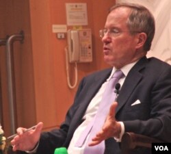 美国的中国经济问题专家拉迪在香港发表谈话(资料照片,美国之音拍摄)