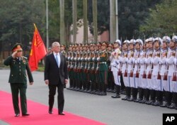 美国国防部长吉姆·马蒂斯(Jim Mattis)和越南国防部长吴春历于2018年1月25日在越南河内开始谈判之前检阅仪仗队。马蒂斯正在对越南进行为期两天的访问,以促进 两国的军事关系。