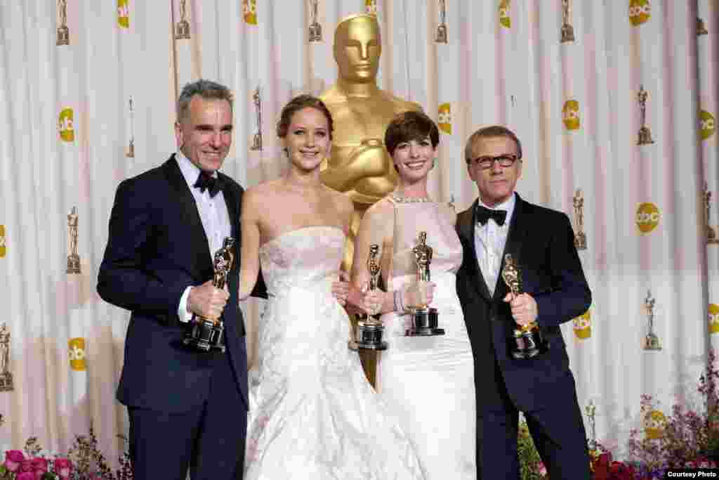 2013年2月24日,荣获奥斯卡最佳演员奖的詹妮弗·劳伦斯和Daniel Day-Lewis, 安·海瑟薇(Anne Hathaway), Christoph Waltz (A.M.P.A.S.图片)