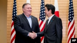 蓬佩奥2018年7月8日会见日本首相安倍晋三(美联社)