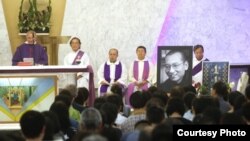 香港天主教正义和平委员会周二晚举行刘晓波追思弥撒,近800人出席 (苹果日报图片)