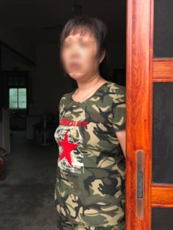 董瑶琼母亲周莲娇也是打工女。7月16日从广东赶回湖南攸县家乡在县政府见到被上海警方押送的女儿。(湖南公民行动者提供图片)